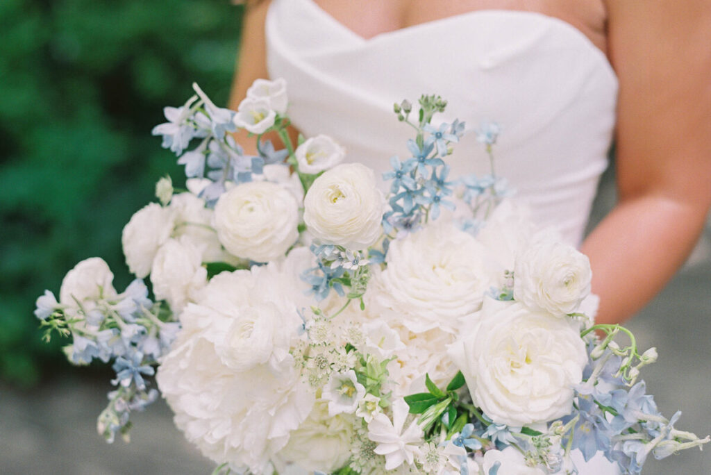 27 Inspiring Blue Bridal Bouquets