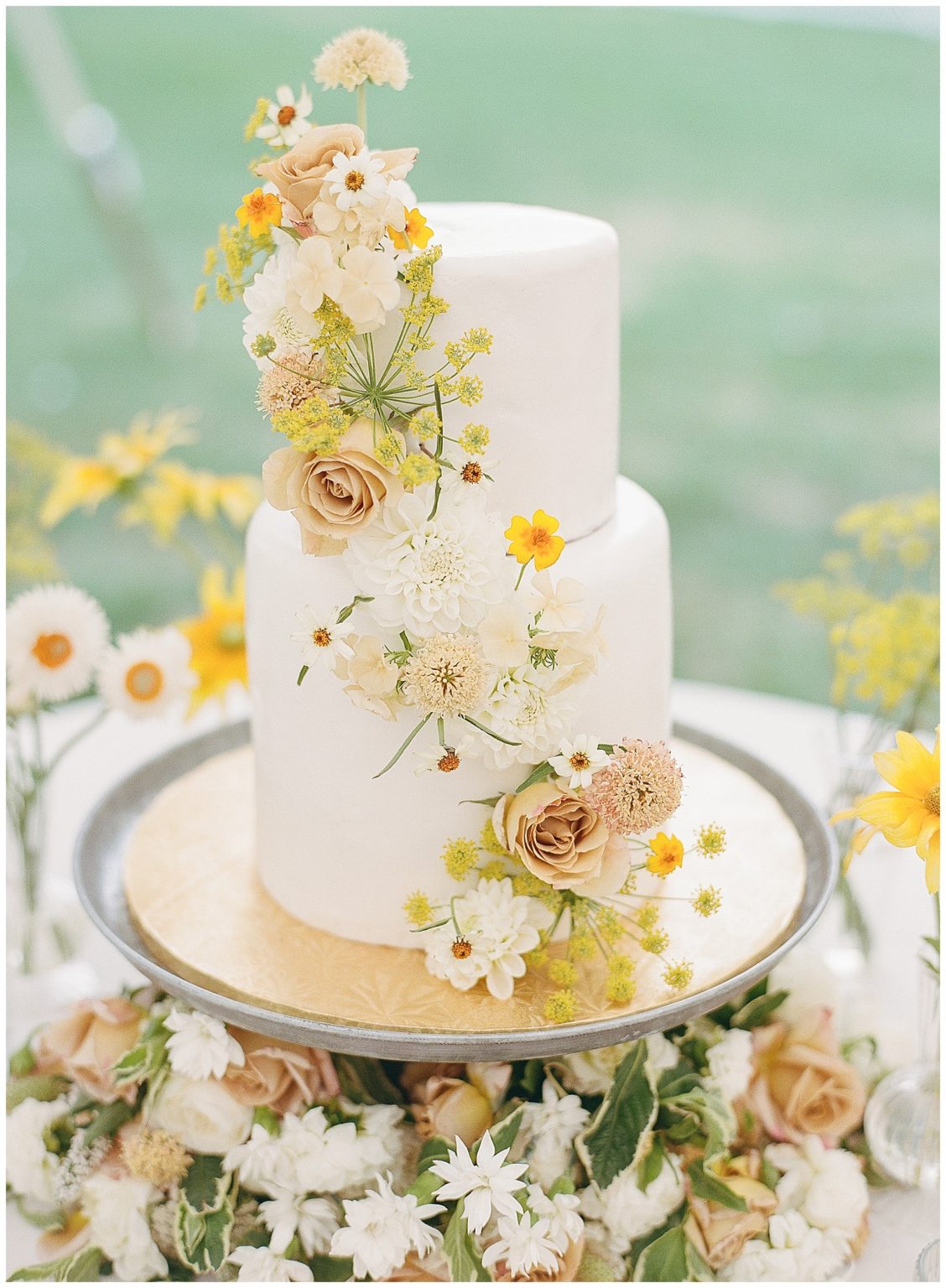 40+ Summer Wedding Cake Inspiration & Ideas