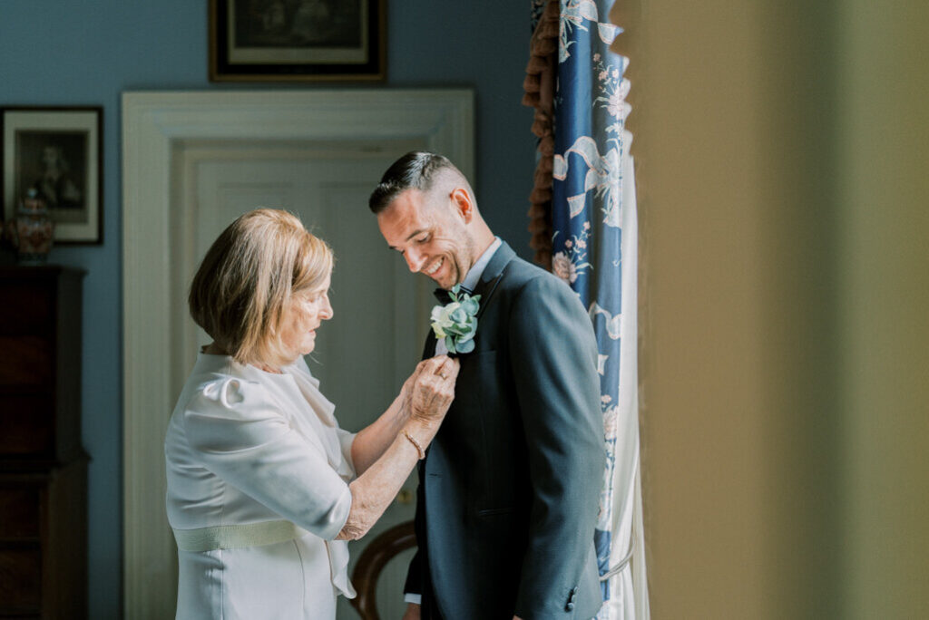 How to Put on a Buttonhole: The Etiquette of Boutonnieres