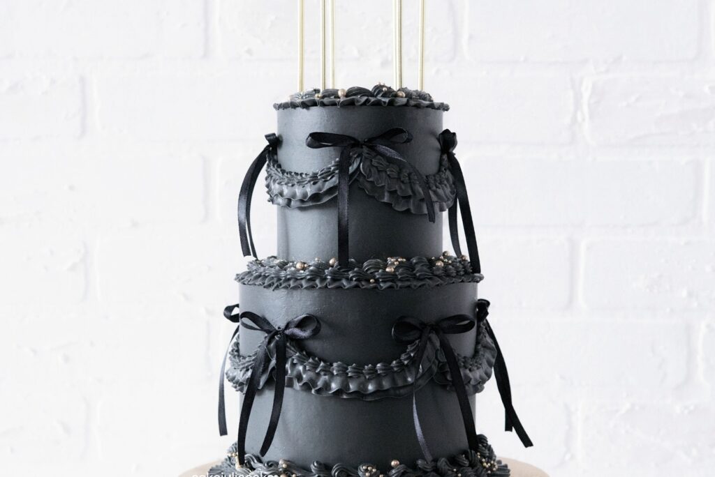 Elegant Black Wedding Cake Ideas