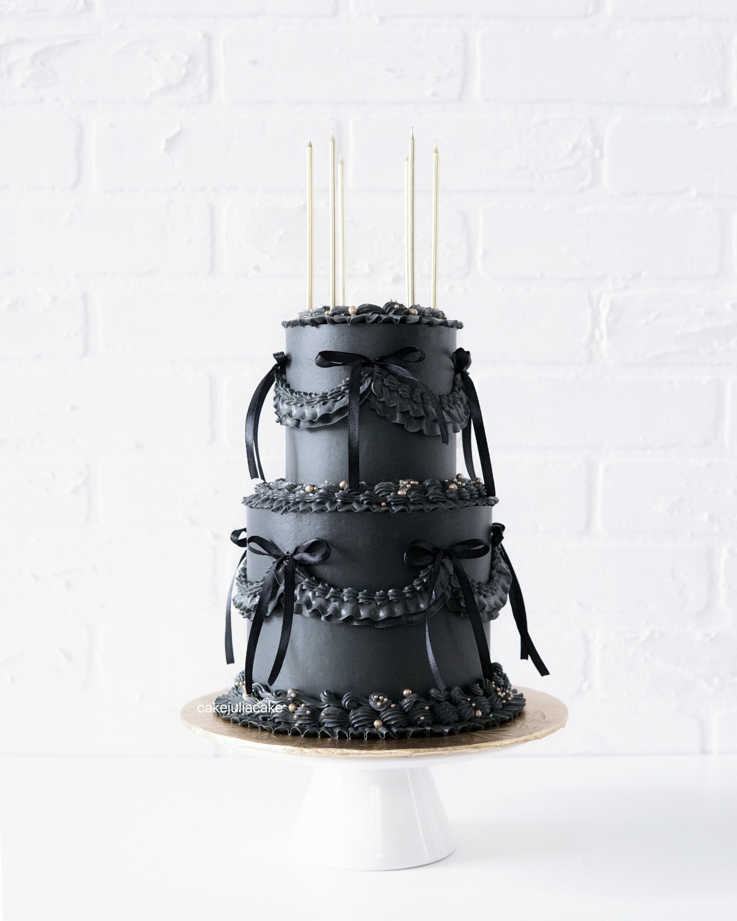 Elegant Black Wedding Cake Ideas