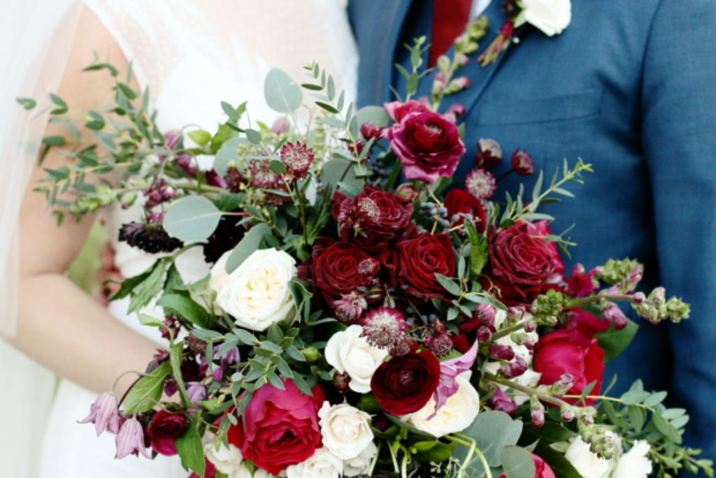 15 Beautiful Dark Red & Burgundy Bouquets To Inspire