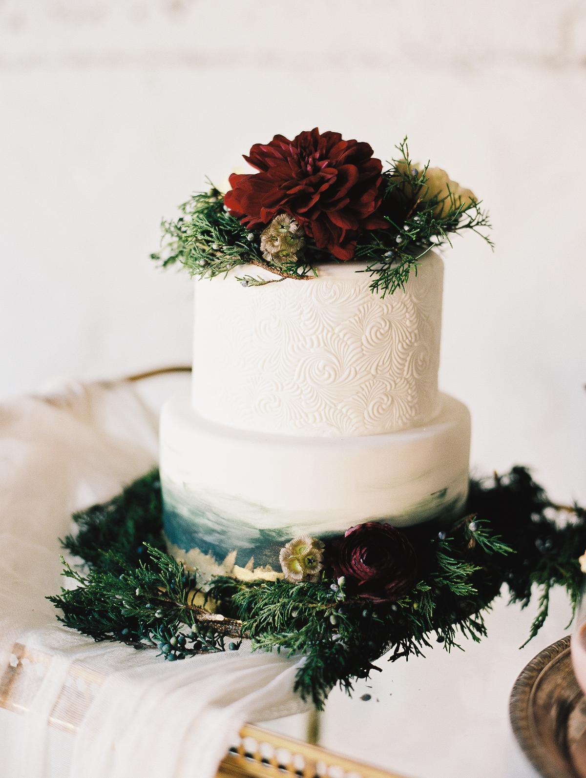 43 Festive Winter Wedding Cakes